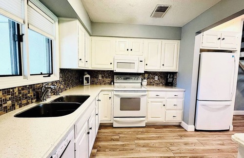 Huron Condo | 2 King Suites on Golf Course W/Beautiful View!