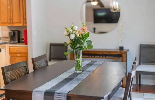 Mounds View House | 2 Kings 2 Queens, comfy, big fenced yard