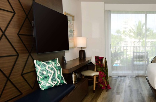 Lihue Hotel | Ocean View Retreat: Spacious Rooms Near Kauai Adventures