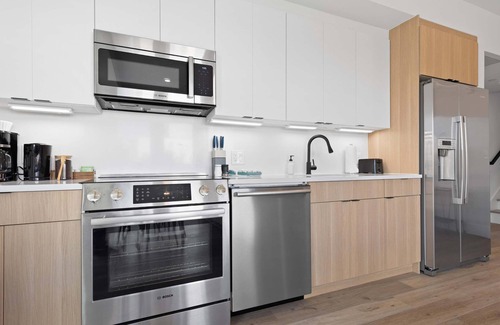 Truxton Circle Apartment | 2-Level 2BR + Terrace /Near METRO + Union Market