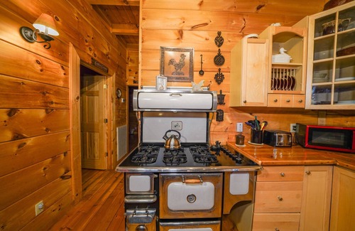 Cosby Cabin | Nature Retreat: 2 Cozy Log Cabins in the Smoky Mountains
