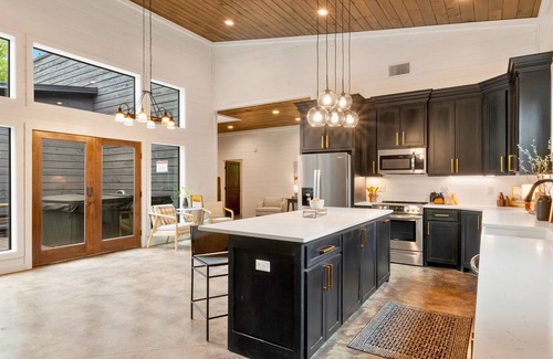 Pickens Cabin | 2 Luxe Cabins | Hot Tubs | Game Rooms | Sleeps 43