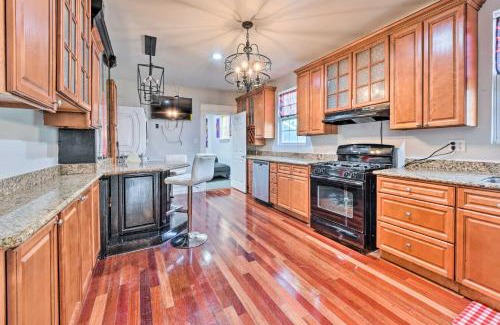 Central Carrollton Association House | Stylish New Orleans Vacation Rental with Beautiful Deck