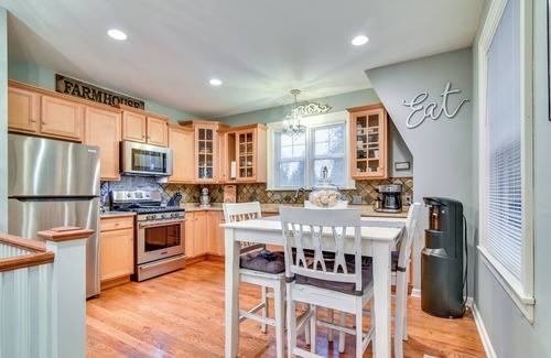 Oak Grove House | Relaxing Milwaukie Getaway with Pool and Hot Tub Access