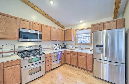 Beech Mountain Cottage | Inviting Family Retreat Just 2 Miles from Beech Mountain!