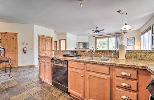 Truckee Condo | Explore Truckee Condo: 9.4 Rating, Pool & Walk to Lake!