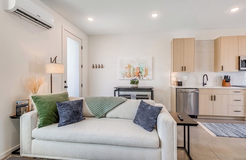 Parkridge Apartment | < 2 Mi to Dtwn: Modern Townhome in Knoxville