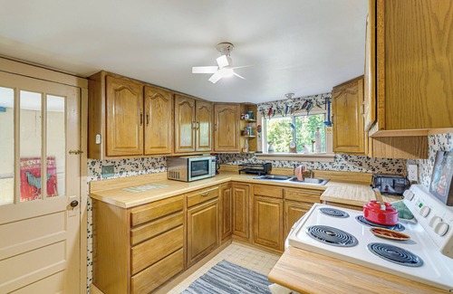 Fayetteville Cottage | 2 Mi to Hiking Trails: Cozy Fayetteville Cottage!