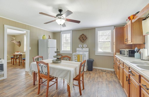 Lineville House | Idyllic Lineville Farmhouse: Pet-Friendly & Close to Lake