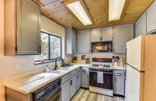 Mi-Wuk Village Cabin | Cozy Mi-Wuk Village Cabin with Large Deck Near Town