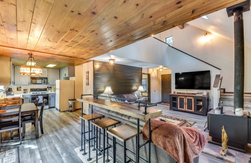 Mi-Wuk Village Cabin | Cozy Mi-Wuk Village Cabin with Large Deck Near Town