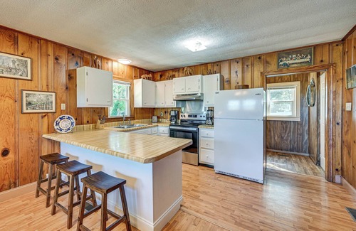 Oak Grove House | 2 Mi to Oak Grove Racing & Gaming: Home on 1 Acre