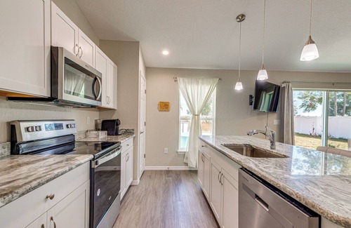 Dunnellon Cottage | 2 Mi to Rainbow Springs: Home w/Hot Tub!