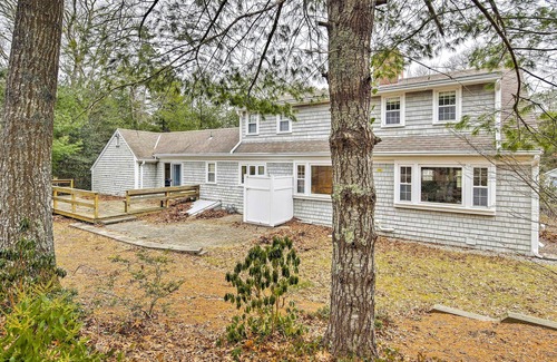 Mashpee Cottage | Beachside Haven: Family-Friendly Home with BBQ & Gear