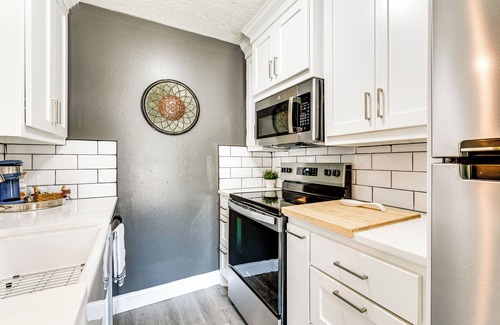 College Station House | 2 Mi to Texas A&M: Pet-Friendly Duplex w/Yard!