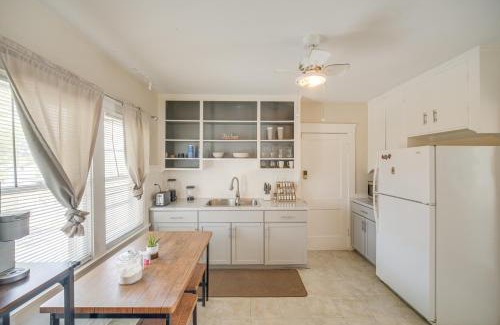 Old Brooklyn Apartment | 2 Mi to Zoo Charming Apt with Balcony in Cleveland