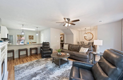 Auburn Condo | Convenient Stay: 2 Miles from Stadium with Pool & Family Perks