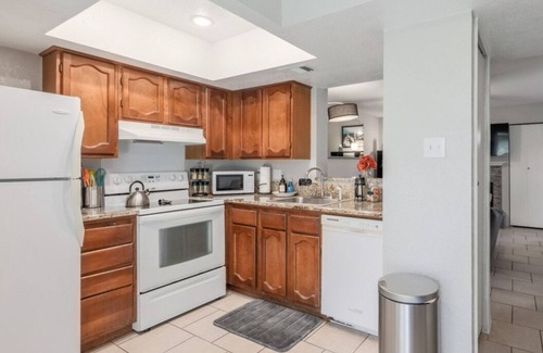 South Lamar Apartment | 2 Miles to DT | Updated Pet-Friendly Home for Four