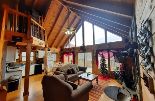 Slaty Fork House | Secluded 3BR Log Cabin with Hot Tub near Snowshoe