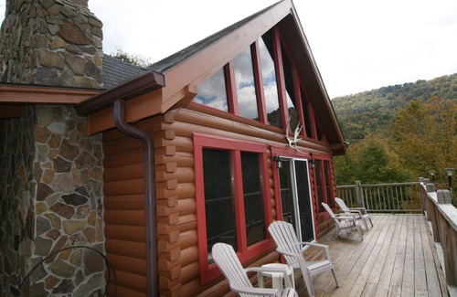 Slaty Fork House | Secluded 3BR Log Cabin with Hot Tub near Snowshoe