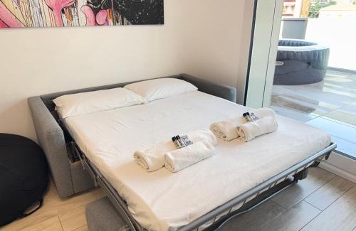 Bergamo Apartment | Elegant Spa Retreat 10' from Venetian Walls with Ocean View