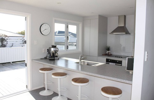 Havelock North House | Walk to Havelock North Village – Guest Rated 10/10!