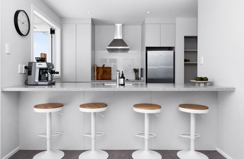Havelock North House | Walk to Havelock North Village – Guest Rated 10/10!