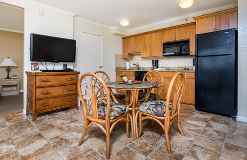 Waikiki Apartment | Beachside Retreat with Pool, Kitchen & Pet-Friendly Perks