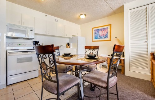 Waikiki Apartment | Beachside Retreat with Pool, Kitchen & Pet-Friendly Perks