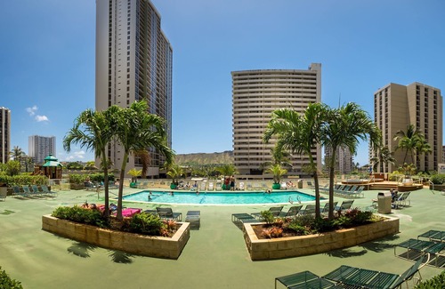 Waikiki Apartment | Beachside Retreat with Pool, Kitchen & Pet-Friendly Perks