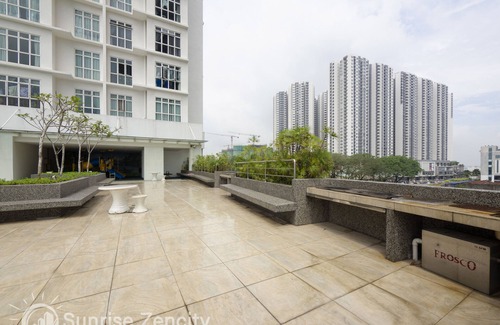 Central District Condo | Seaside Retreat: Enjoy Pool, Spa & 2 Mins to R&F Mall