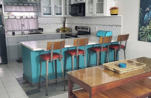 Dover Condo | Beachside Family Condo with Pool & Dining Nearby