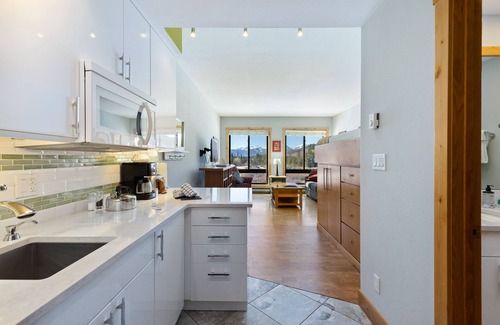 Mountain House Condo | Convenient Studio Steps from Lifts with Hot Tub Access