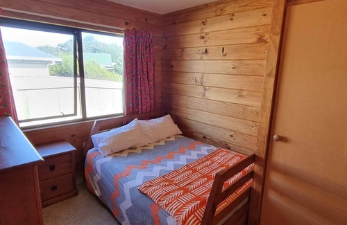 Otaki Beach House | 2 minutes from the beach - relax at a Kiwi Family Bach!