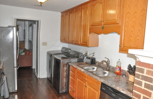 Biddleville House | Convenient Uptown Charlotte Hotel with Skyline Views & Pool