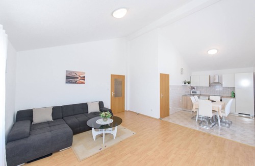 Kastel Stafilic Apartment | Beachside Seaview Apartment with Terrace & BBQ Amenities