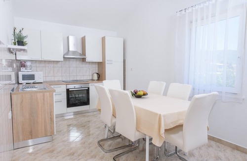 Kastel Stafilic Apartment | Beachside Seaview Apartment with Terrace & BBQ Amenities