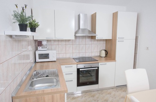 Kastel Stafilic Apartment | Beachside Seaview Apartment with Terrace & BBQ Amenities