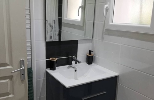 Chusclan House | Modern Apartments in Orsan with Kitchen for Up to 11 Guests
