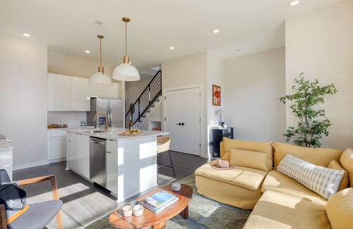 Talbot's Corner House | 2 New Townhomes w/Balcony, Mins to Broadway, Sleeps 16 | 98 Degrees & The Stage