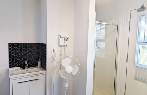 Southeast Kelowna House | Premier Suites with Heated Salt Pool & Hot Tub Retreat