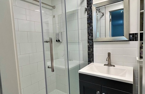 Southeast Kelowna House | Premier Suites with Heated Salt Pool & Hot Tub Retreat