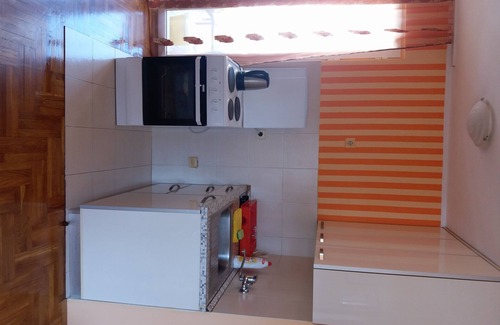 Velji Vinogradi House | Cozy 2-Bedroom Apartment with Kitchen for Your Stay