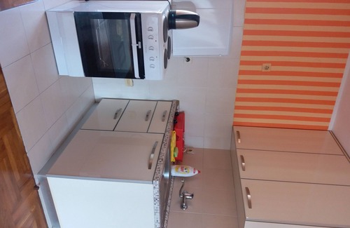 Velji Vinogradi House | Cozy 2-Bedroom Apartment with Kitchen for Your Stay