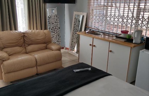 Selborne House | Discover 2 on Haig Accommodation with Pool in East London