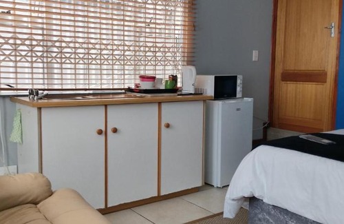 Selborne House | Discover 2 on Haig Accommodation with Pool in East London