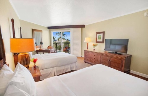 Hanamaulu Hotel | Relaxing Ocean View Room with Pool at Kauai Beach Resort