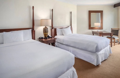 Hanamaulu Hotel | Relaxing Ocean View Room with Pool at Kauai Beach Resort