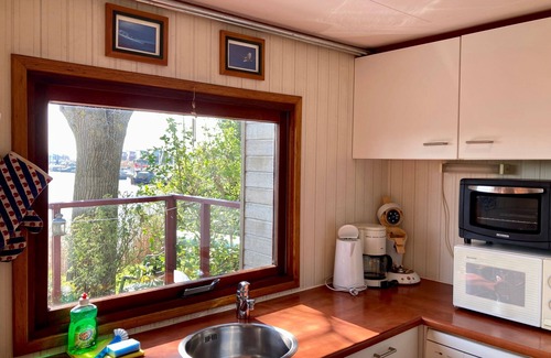 Anjum House | Idyllic König Lakeside House with Private Fishing Pier