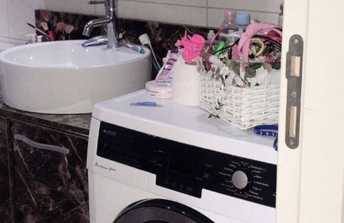 Pendik Apartment | Convenient Stay: 5 Minutes to Airport with Pool Access